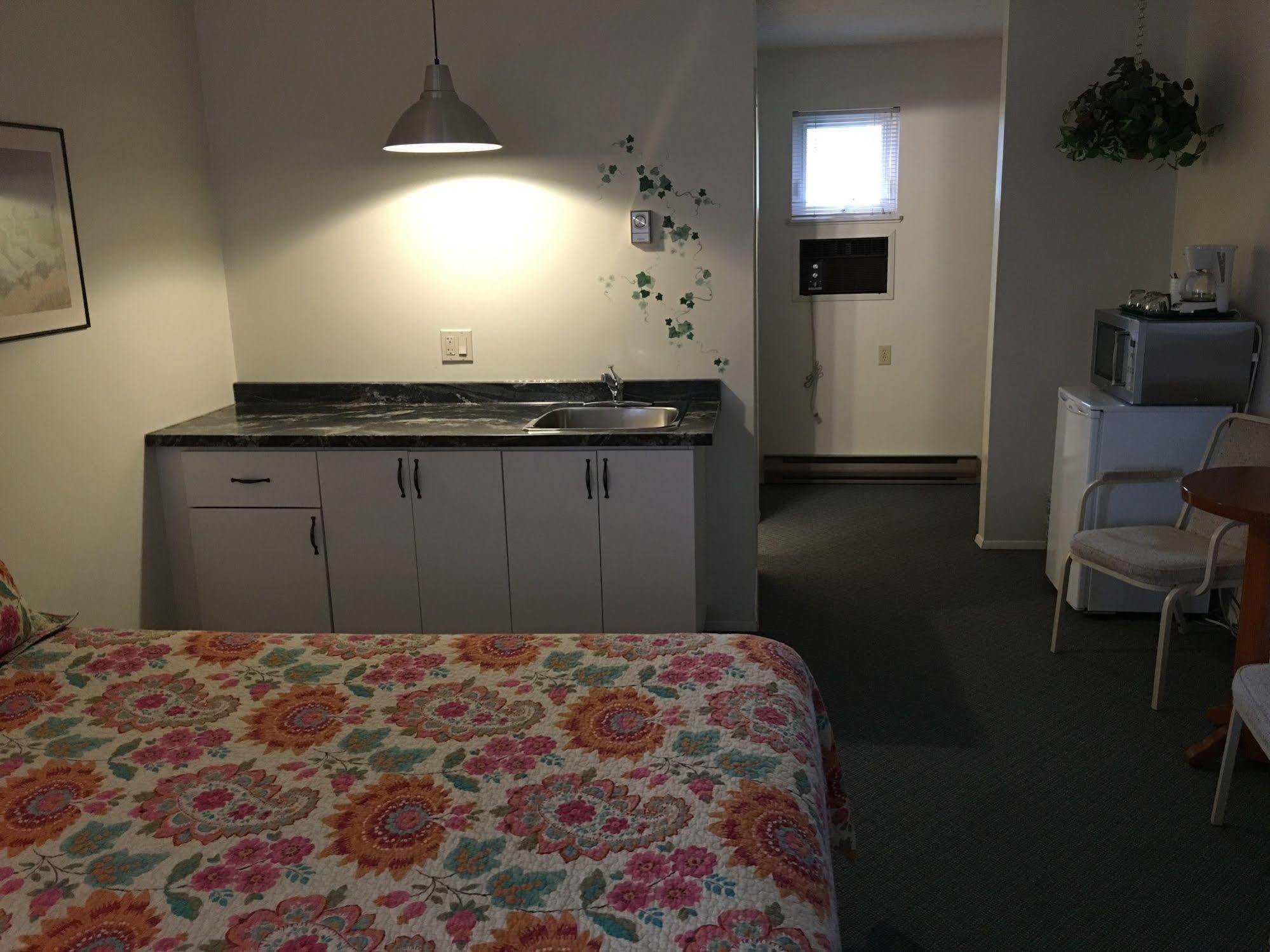 Chase Country Inn Extérieur photo