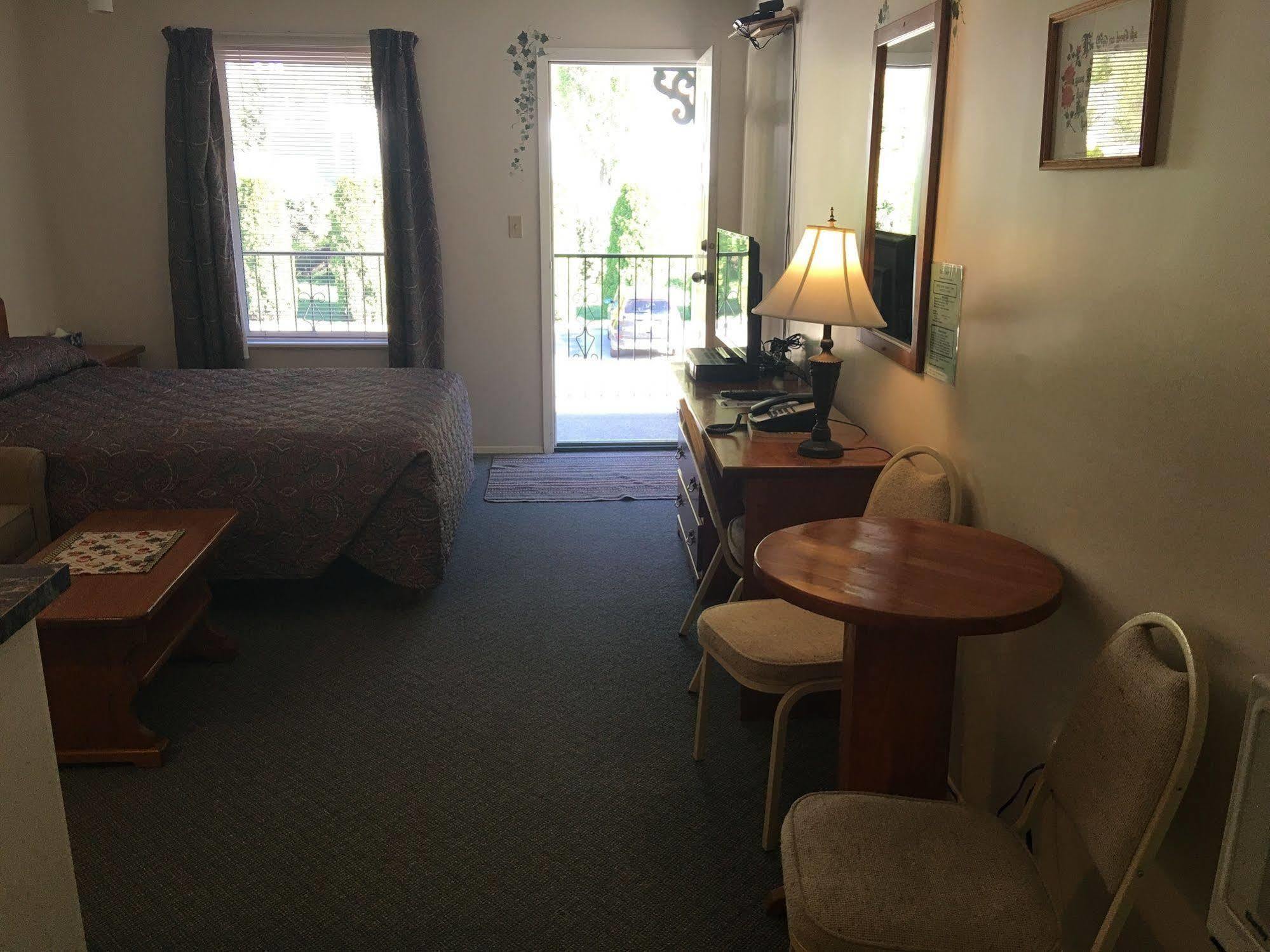 Chase Country Inn Extérieur photo