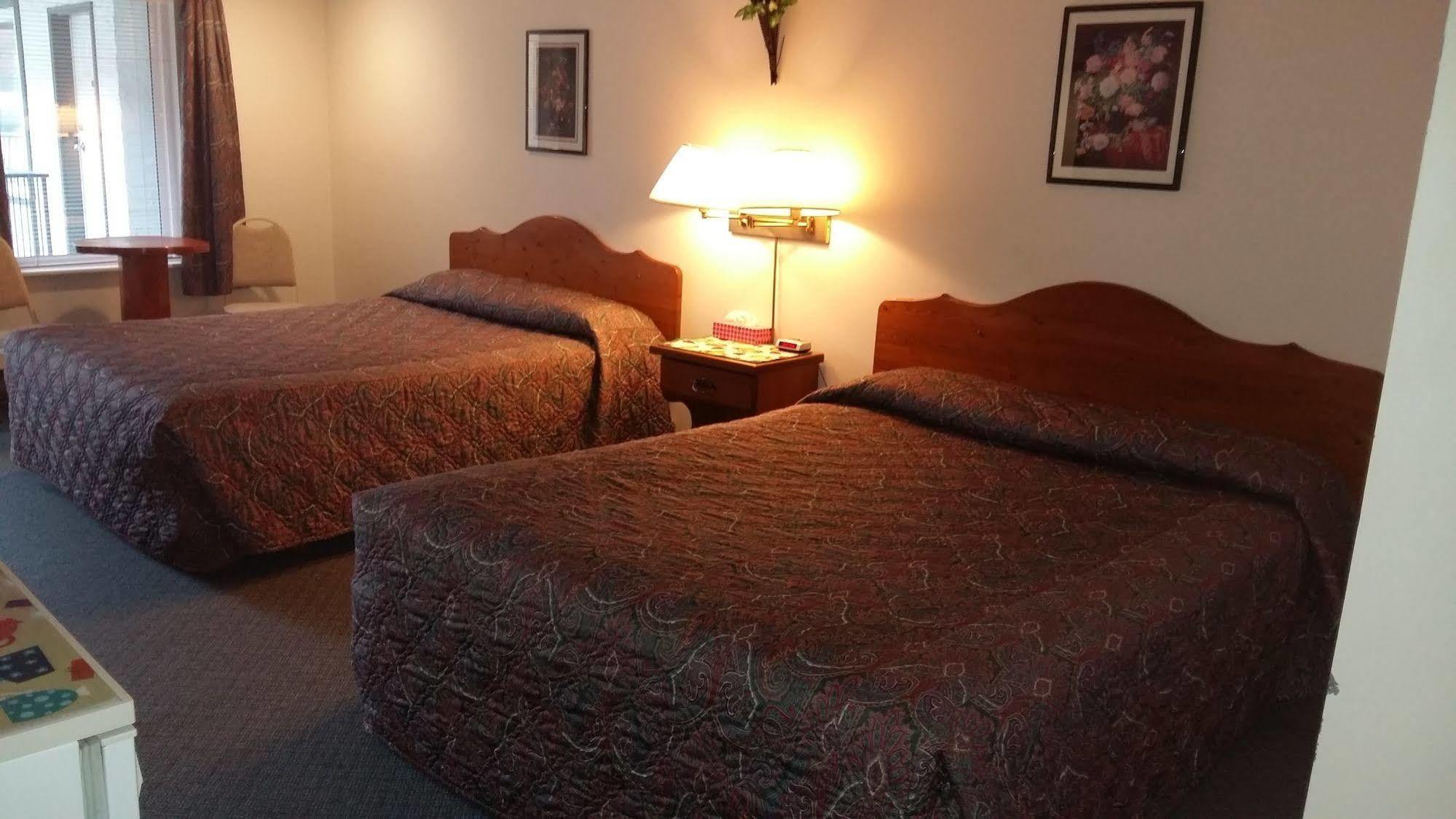 Chase Country Inn Extérieur photo